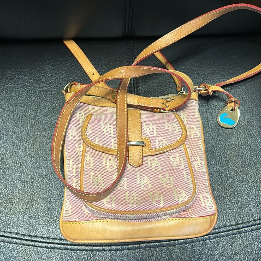 Dooney & Bourke 🦆| Letter Carrier crossbody bag. Pre-loved. All flaws shown pics